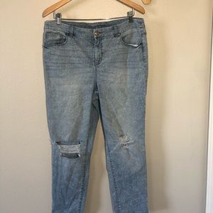 Light denim girlfriend jeans with lace pattern!